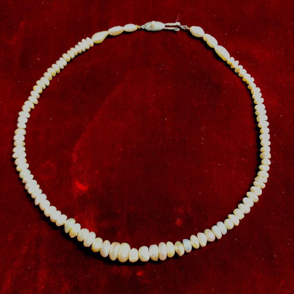 Vintage real natural pearl necklace eith beautiful real silver clasp lock